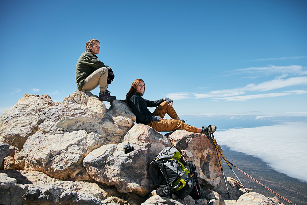 Chicas sentadas después del Ascenso al Pico con Teleférico Vip